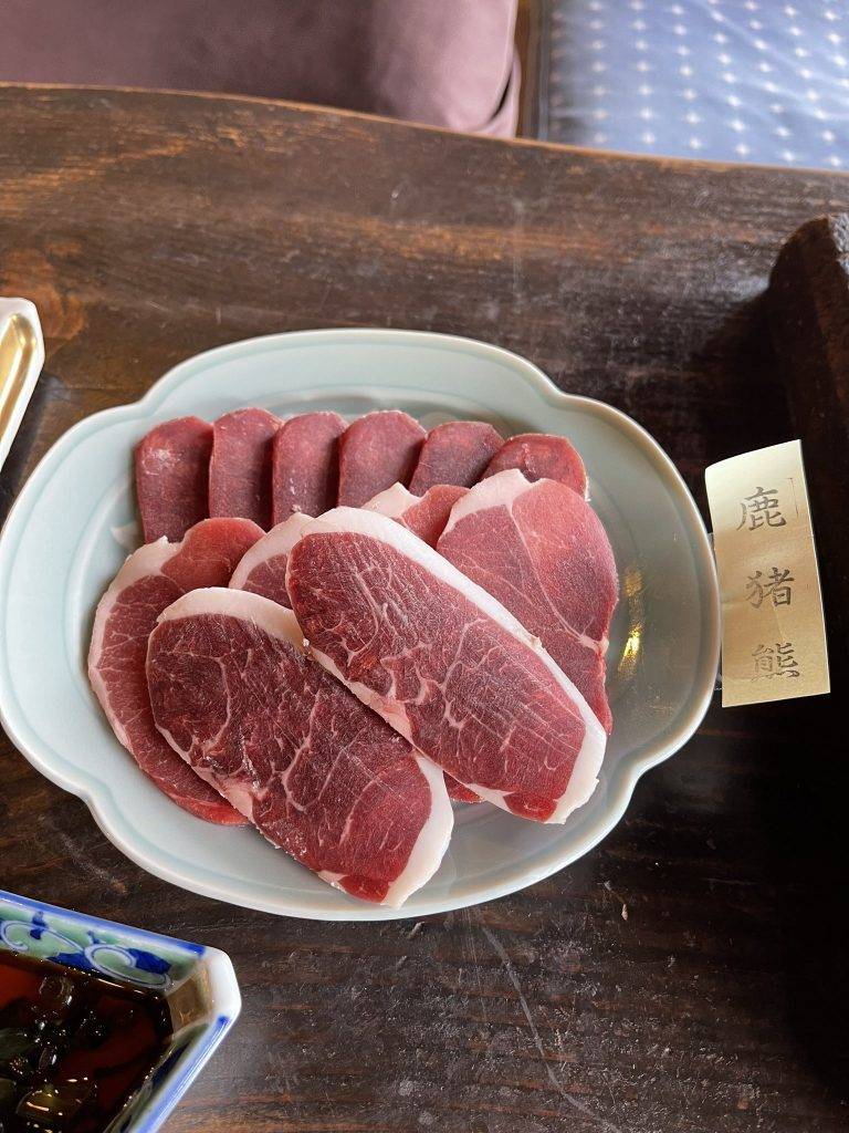 日本熊患 熊肉料理 (圖片來源:X@aqua7974)